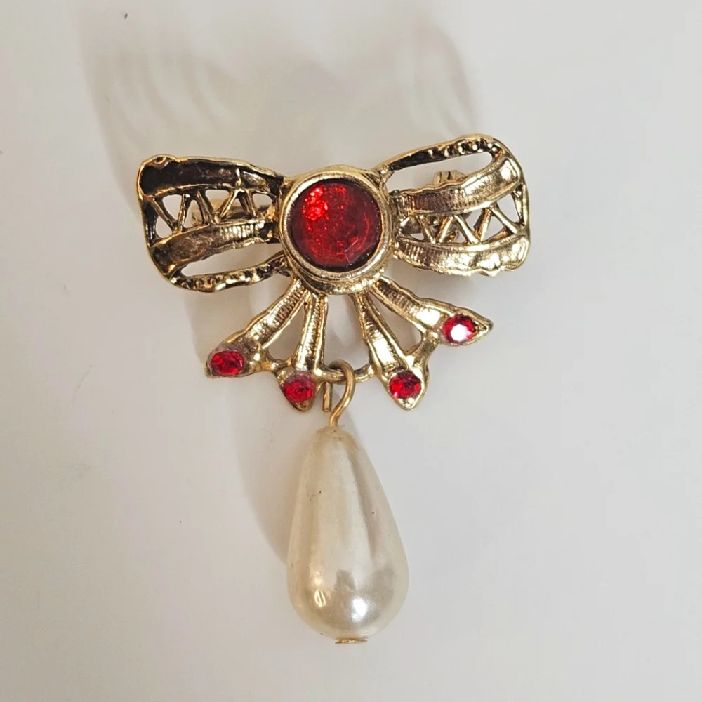1980's rhinestone bow and pearl brooch pin